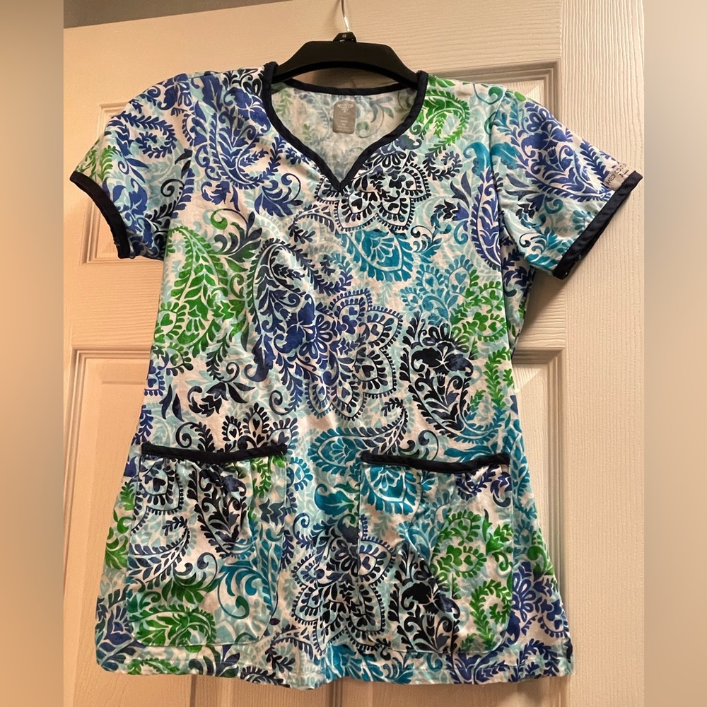 Like new colorful paisley floral scrub top